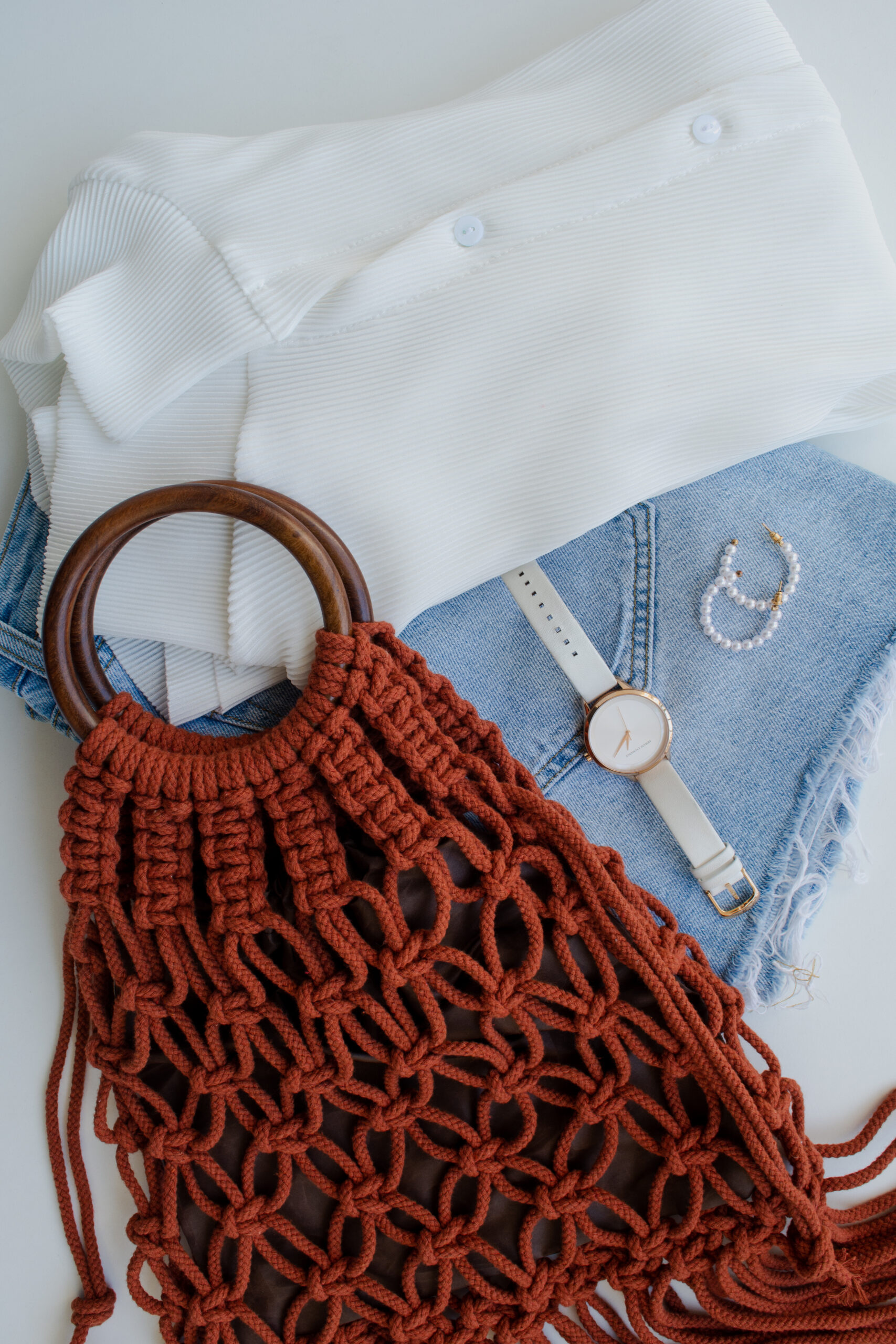 Strings with seashells, bikini and DIY macrame bag with bamboo handles  Stock Photo - Alamy